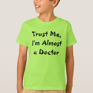Geloof me, ik ben bijna dokter t-shirt