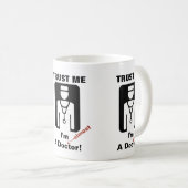 Geloof me, ik ben bijna een dokter koffiemok (Voorkant rechts)