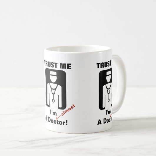 Geloof me, ik ben bijna een dokter koffiemok (Voorkant rechts)