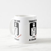 Geloof me, ik ben bijna een dokter koffiemok (Voorkant links)