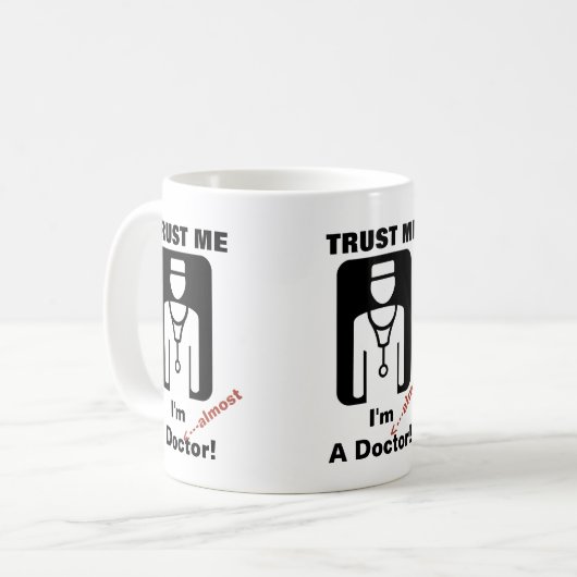 Geloof me, ik ben bijna een dokter koffiemok (Voorkant links)