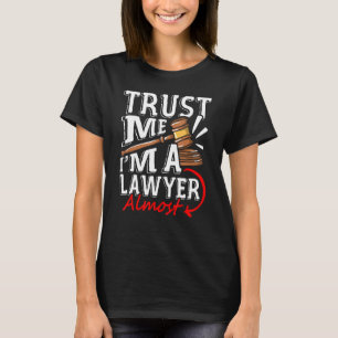 Geloof me, ik ben bijna jurist... t-shirt