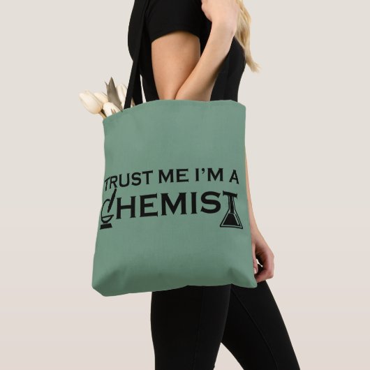 Geloof me ik ben een chemicus grappige scheikunde  tote bag (Dichtbij)