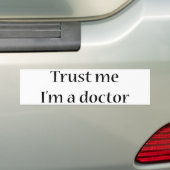Geloof me, ik ben een dokter bumpersticker (Op auto)