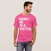 Geloof me, ik ben een dokter grappige tekst t-shirt (Voorkant volledig)