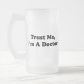 Geloof me, ik ben een dokter matglas bierpul (Links)