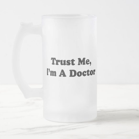 Geloof me, ik ben een dokter matglas bierpul (Links)