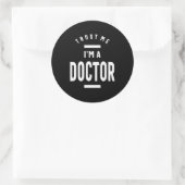 Geloof me, ik ben een dokter ronde sticker (Tas)