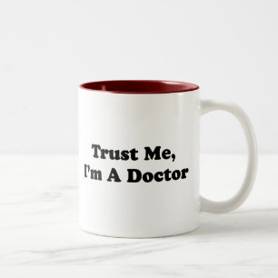 Geloof me, ik ben een dokter tweekleurige koffiemok