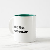 Geloof me, ik ben een dokter tweekleurige koffiemok (Voorkant links)