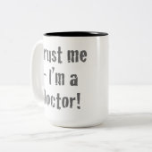 "Geloof me - ik ben een dokter" Tweekleurige Koffiemok (Voorkant links)
