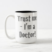 "Geloof me - ik ben een dokter" Tweekleurige Koffiemok (Links)