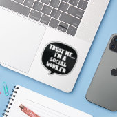 Geloof me... Ik ben een maatschappelijk werker Sticker (Laptop met iPhone)