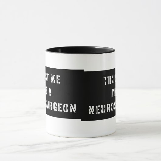 Geloof me, ik ben een neurochirurg Mok (Midden)