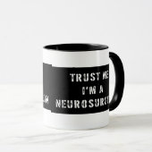 Geloof me, ik ben een neurochirurg Mok (Voorkant rechts)