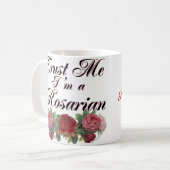 Geloof me, ik ben een Rosarian Gardener Gezegde Koffiemok (Voorkant links)