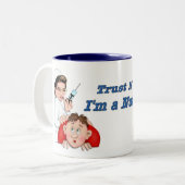 Geloof me, ik ben een verpleegster tweekleurige koffiemok (Voorkant links)