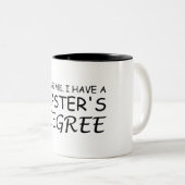 Geloof me, ik heb een mastergraad. tweekleurige koffiemok (Voorkant rechts)