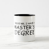 Geloof me, ik heb een mastergraad. tweekleurige koffiemok (Center)