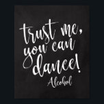 Geloof me, je kunt 8 x 10-krijt dansen. poster<br><div class="desc">Een elegant huwelijksbord,  met de tekst "Vertrouw me,  je kunt dansen! Alcohol" in een geëxtraheerd scriptlettertype voegt de penseelstructuur een spontaan en afspeelbaar gevoel toe. De achtergrondkleur kan aan uw behoeften en voorkeuren worden aangepast. Neem contact met mij op als u een speciaal verzoek hebt.</div>