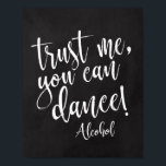 Geloof me, je kunt 8 x 10-krijt dansen. poster<br><div class="desc">Een elegant huwelijksbord,  met de tekst "Vertrouw me,  je kunt dansen! Alcohol" in een geëxtraheerd scriptlettertype voegt de penseelstructuur een spontaan en afspeelbaar gevoel toe. De achtergrondkleur kan aan uw behoeften en voorkeuren worden aangepast. Neem contact met mij op als u een speciaal verzoek hebt.</div>