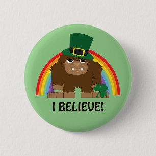 Geloof me. Leprechaun Bigfoot Ronde Button 5,7 Cm