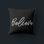 Geloof Modern wit lettertype Kussen<br><div class="desc">Een moderne en stijlvolle typografie voor dit aanpasbare collectie van vakantieartikelen.</div>