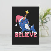 Geloof Narwhal-kerstsneeuwval met luchtlicht Feestdagenkaart (Staand voorkant)