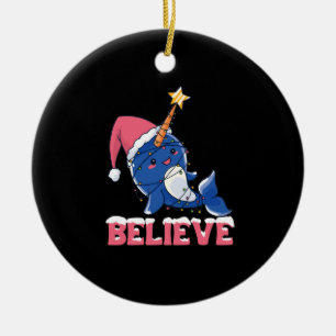 Geloof Narwhal-kerstsneeuwval met luchtlicht Keramisch Ornament