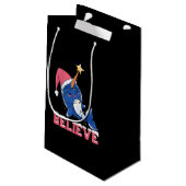 Geloof Narwhal-kerstsneeuwval met luchtlicht Klein Cadeauzakje (Achterkant Gekanteld)