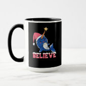 Geloof Narwhal-kerstsneeuwval met luchtlicht Mok (Links)