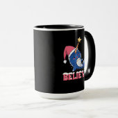 Geloof Narwhal-kerstsneeuwval met luchtlicht Mok (Voorkant rechts)