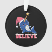 Geloof Narwhal-kerstsneeuwval met luchtlicht Ornament (voorkant)