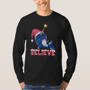 Geloof Narwhal-kerstsneeuwval met luchtlicht T-shirt