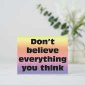 Geloof niet alles wat je denkt. briefkaart (Staand voorkant)