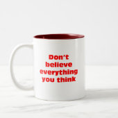 Geloof niet alles wat je denkt. tweekleurige koffiemok (Links)