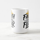 Geloof over Angst wit 15 Oz Koffie Mok (Center)