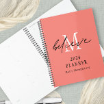 Geloof Script 2024 Monogram Initiaal Naam Koraal Planner<br><div class="desc">Geloof Script 2024 Monogram Initiaal naam koraal. Houd jezelf georganiseerd voor het jaar vooruit met dit inspirerend ontwerp met een bemoedigend woord, geloof, in een informeel setscript dat op je initiaal in het wit op een koraal roos roze achtergrond wordt bedekt. Personaliseer met het jaar en de jouw naam. Een...</div>