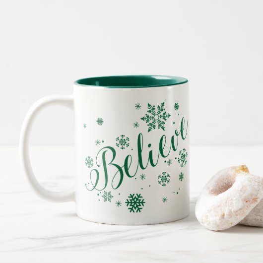 "Geloof" Snowflake Holiday Grafische Mok, groen Tweekleurige Koffiemok (Met donut)
