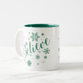 "Geloof" Snowflake Holiday Grafische Mok, groen Tweekleurige Koffiemok (Voorkant links)