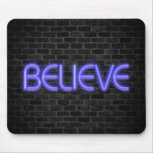 Geloof tekst in neonverlichting op baksteen muismat (Voorkant)