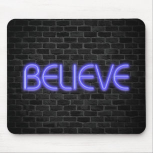 Geloof tekst in neonverlichting op baksteen muismat