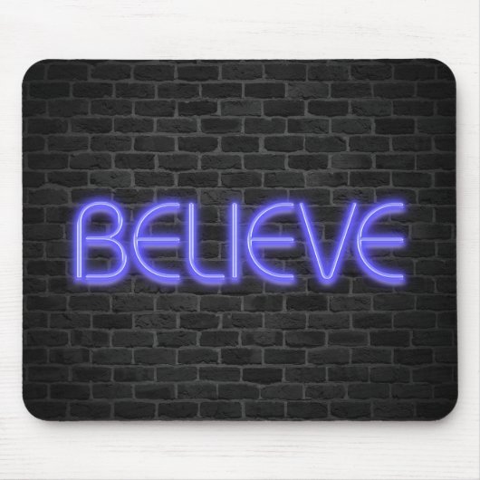 Geloof tekst in neonverlichting op baksteen muismat (Voorkant)