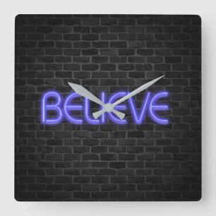 Geloof tekst in neonverlichting op baksteen vierkante klok