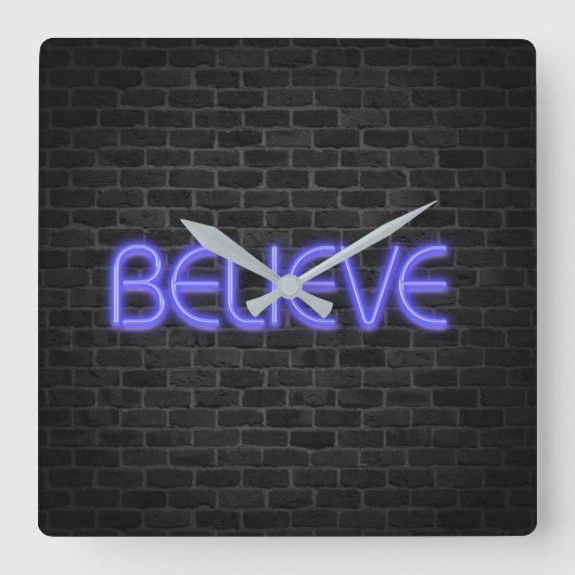 Geloof tekst in neonverlichting op baksteen vierkante klok (Voorkant)