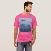 Geloof UFO Vaporwave Synthwave 80S Retro Flying S T-shirt (Voorkant volledig)