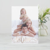 GELOVEN Koper Blush Handgeschreven Script Foto Feestdagenkaart (Staand voorkant)