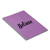 Geloven typografie in zwarte paarse achtergrond notitieboek (Rechterzijde)