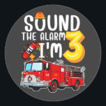 Geluid Het alarm dat ik 3 brandweerman ben Ronde Sticker<br><div class="desc">Geluid Het Alarm Ik ben 3 Brandweermachinevuurder 3e verjaardag Classic Round Sticker Classic Collectie.</div>