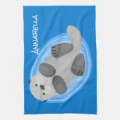 Geluidsgeluk zee otter blauwe cartoon illustratie theedoek (Verticaal)